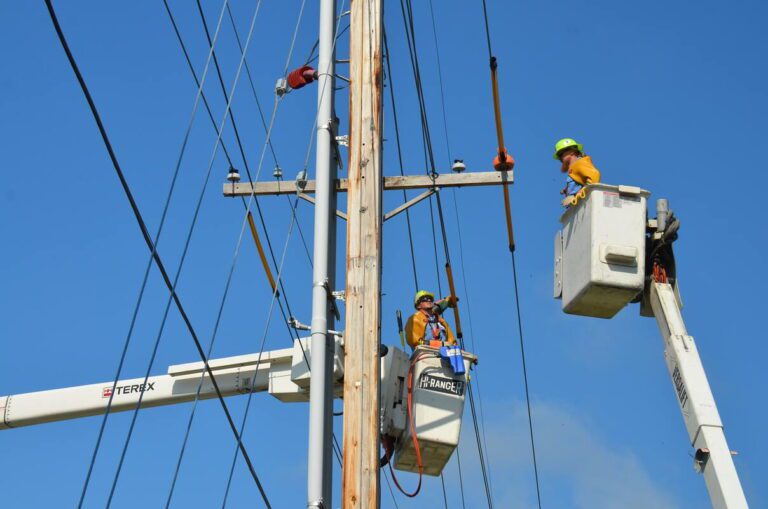 Des techniciens dépannent le réseau électrique